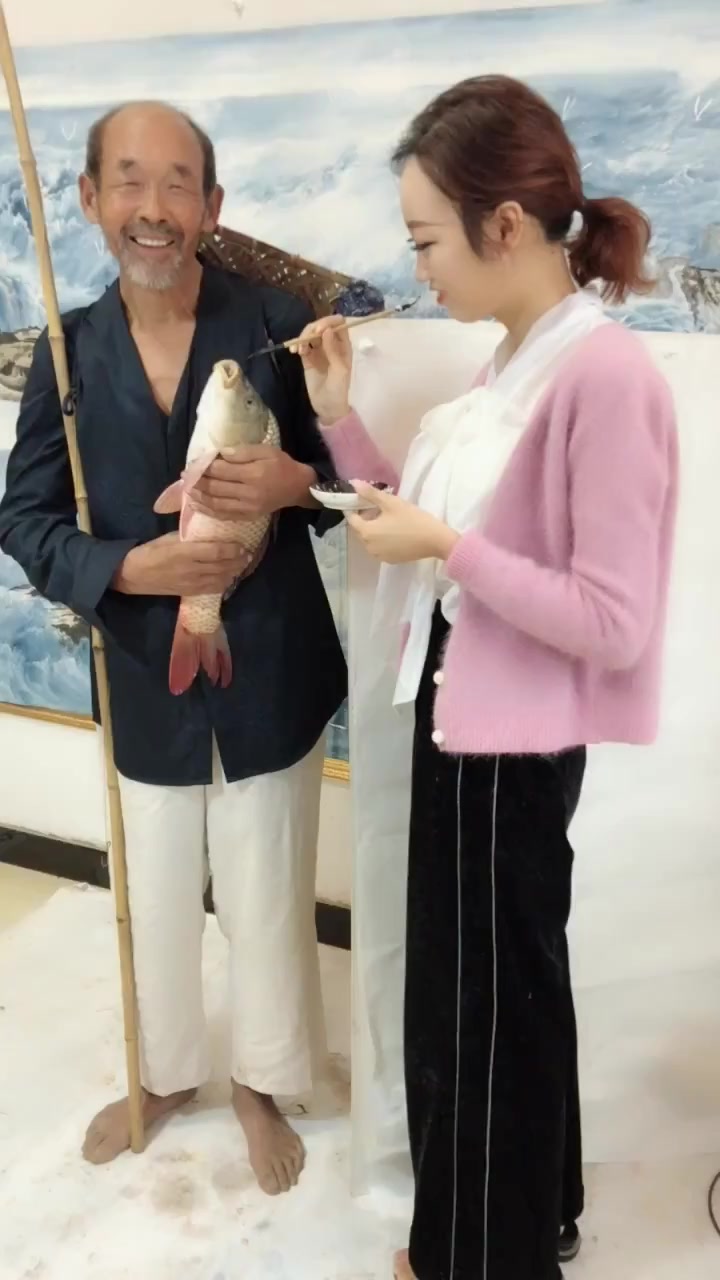 老爷爷抱着一条鱼,竟然被小姐姐画出来了,真的太美了