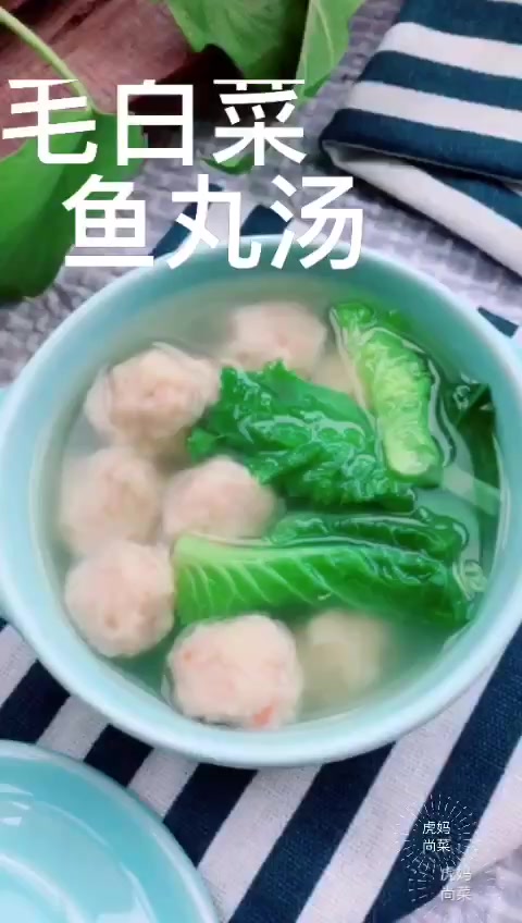 用勺子,一挖一个鱼丸,圆溜不粘手