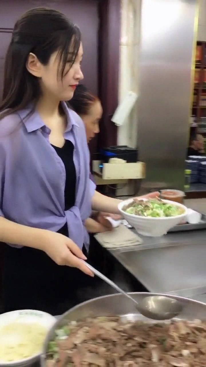 给环卫工奶奶多加勺肉,这个年纪还上班辛苦了