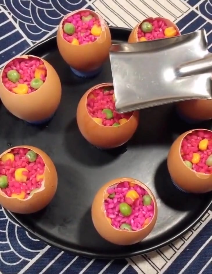 没想到鸡蛋还能变成彩色的吃,一个个看着就特别可爱,小孩超喜欢