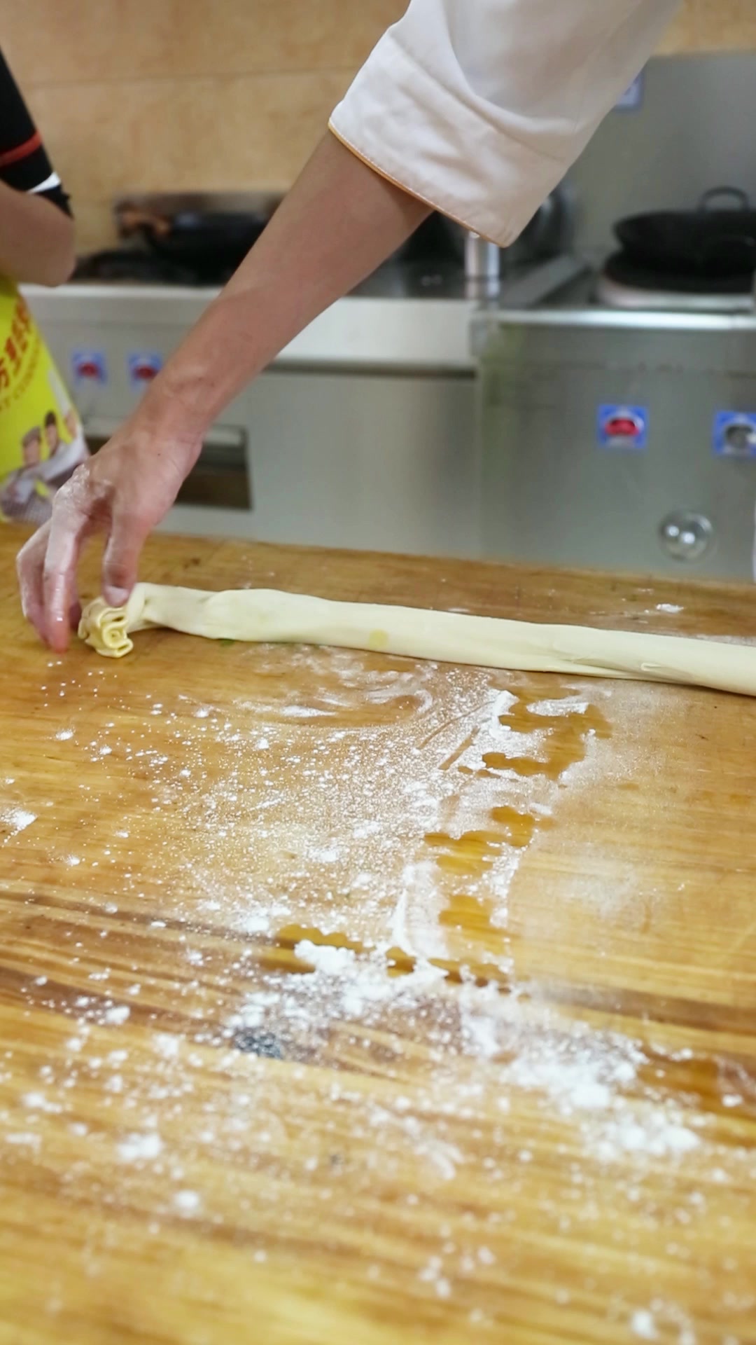 农家酱香饼口感酥脆,再涂点自己喜欢的酱料,美味极了!