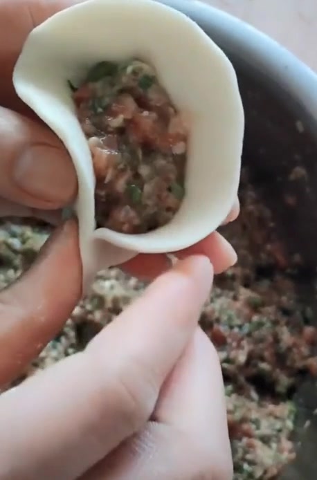 实拍包月牙蒸饺的过程,原来包法这么简单,赶紧试试吧