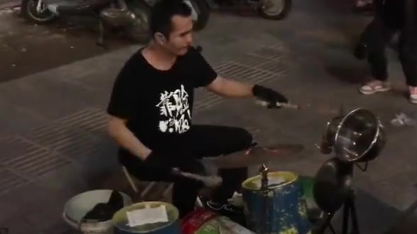 【致敬经典!钢锅铁桶自制架子鼓,大叔街头演奏《海阔天空》】“原谅我这一生不羁放纵爱自由/也