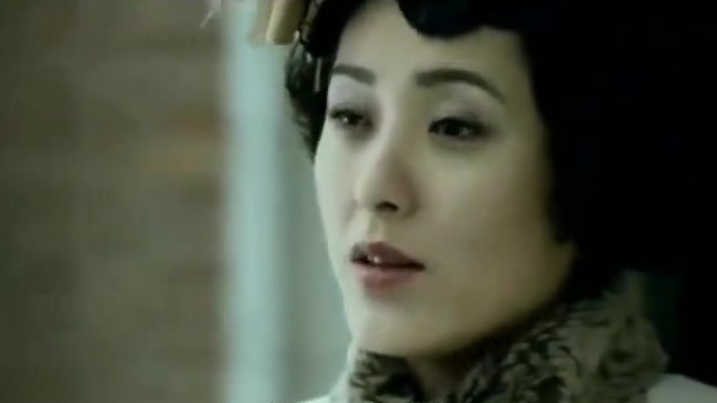 电视剧《传奇之王》片段,万茜饰演的剑萍是一名女大学生,好青涩啊。