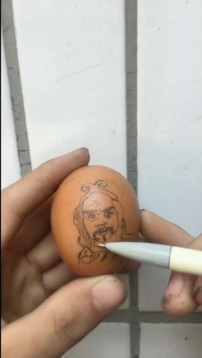 小伙在鸡蛋上作画,这技术,看完我都佩服了