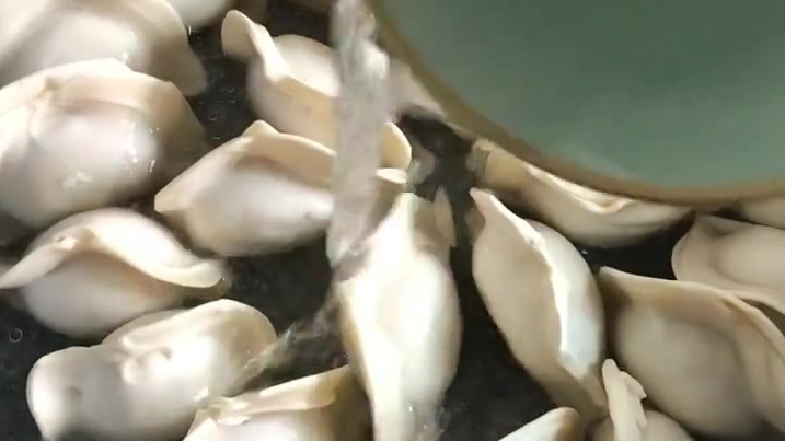 超级简单的水煎饺,脆脆的底,软软的皮,鲜嫩多汁的陷,那叫一个香,做起来也简单,就几个步骤。