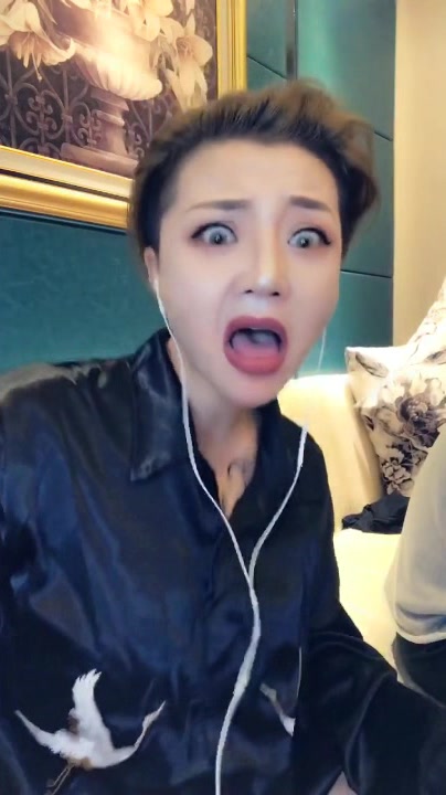 最近这个小姐姐火了,皮一下很开心,简直就是行走的表情包呀!