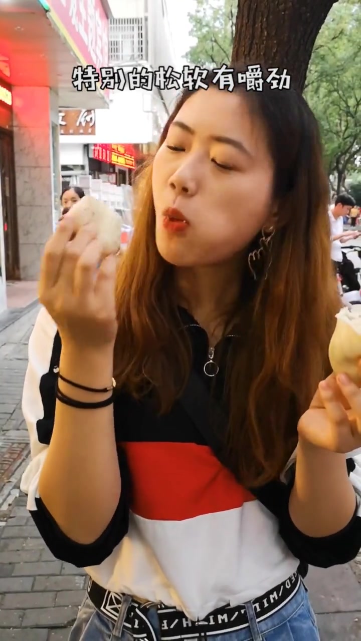 我觉得这个小姐姐好活泼好可爱啊,虽然说主角是包子