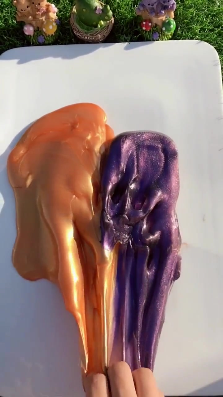 这是在玩混变色龙泥吗?混合后的颜色还挺好看的!