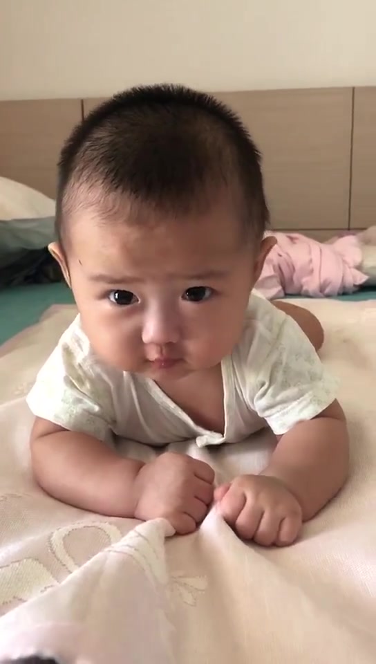 妈妈夸小宝宝长得漂亮,宝宝不好意思的笑了,真可爱
