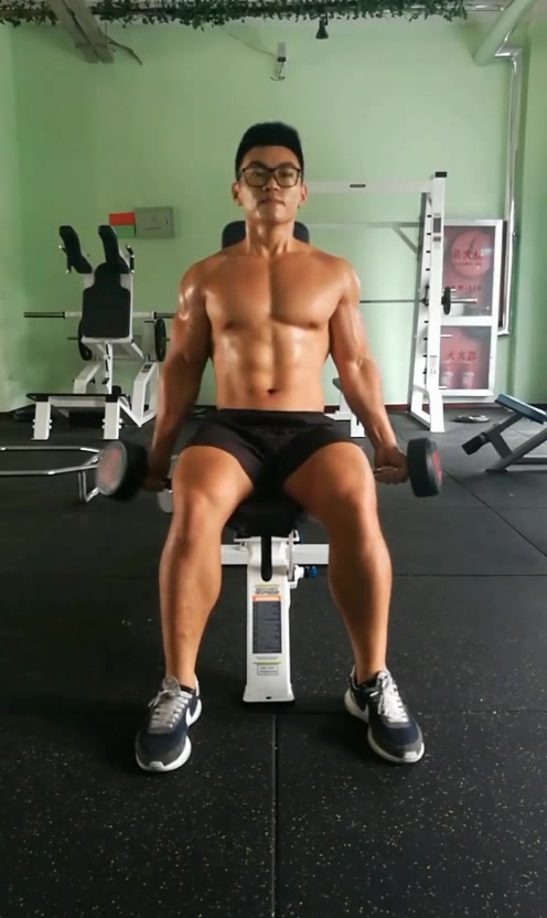 小伙健身房练肌肉!这身材太让人羡慕了!