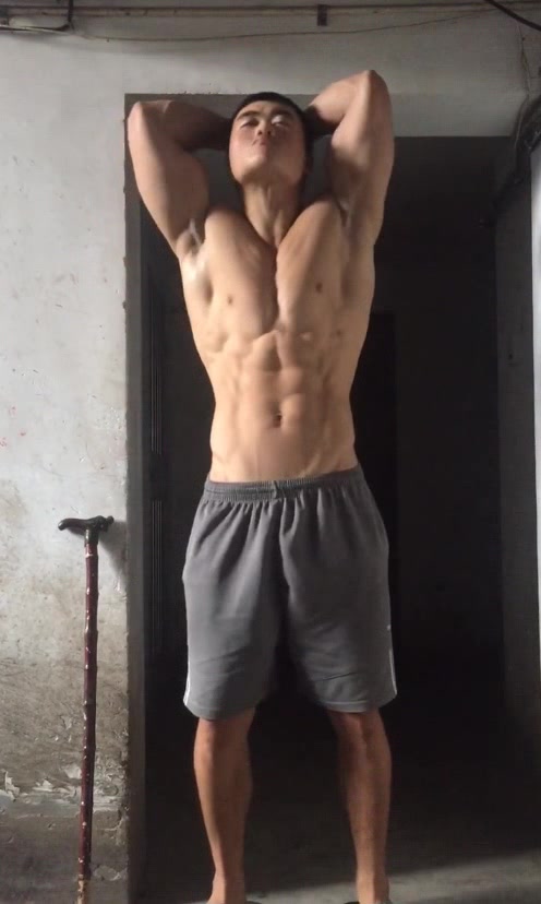 肌肉男腿受伤了!健身真辛苦!