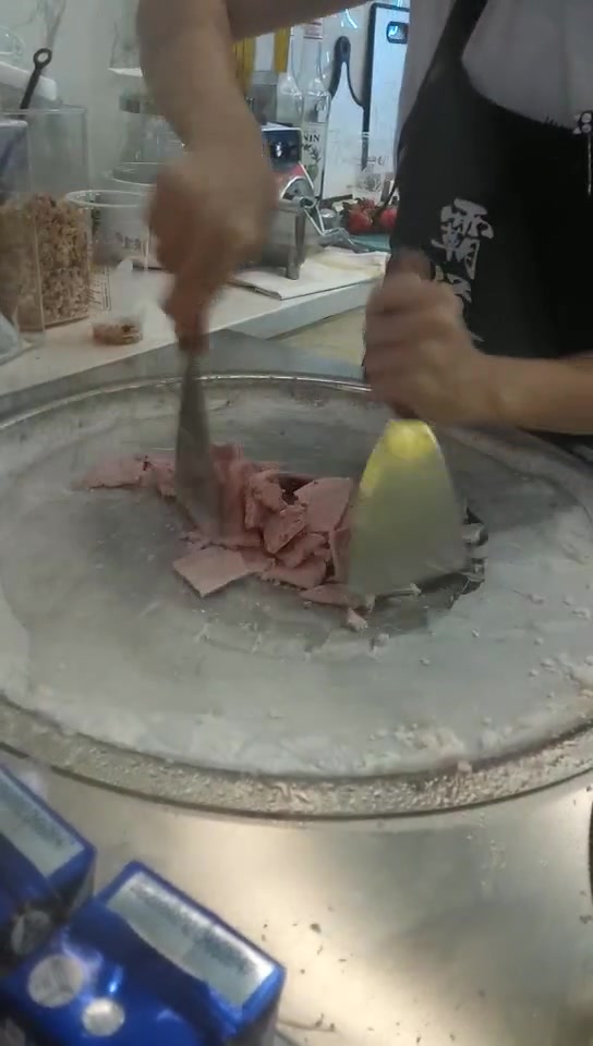 实拍街头现场制作炒酸奶过程,看着都想铲两块吃!