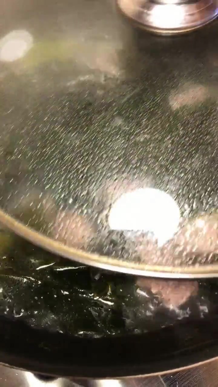 “海带排骨汤”放入枸杞,简单又美味,看得我都想来一碗