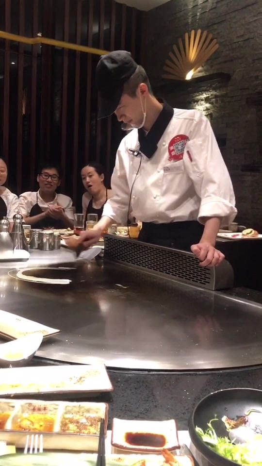 小帅哥铁板鸡蛋秀