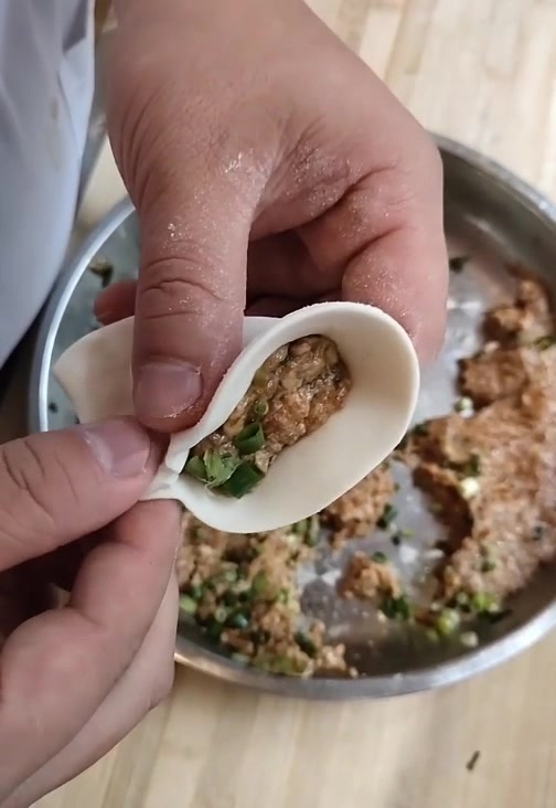 学会用这种手法捏饺子,包出的饺子褶很好看,放入锅中不容易煮破
