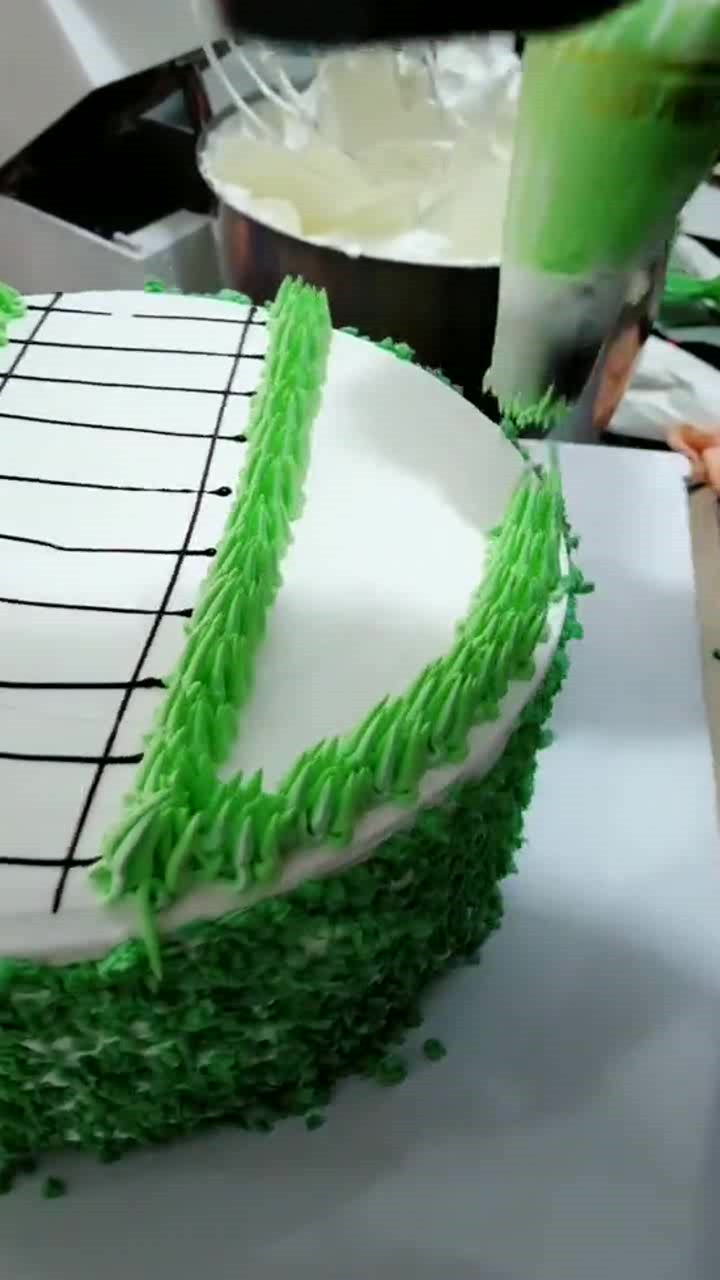 绿油油的卡通蛋糕,草坪上有一辆小车,三岁小孙子特别喜欢这个!