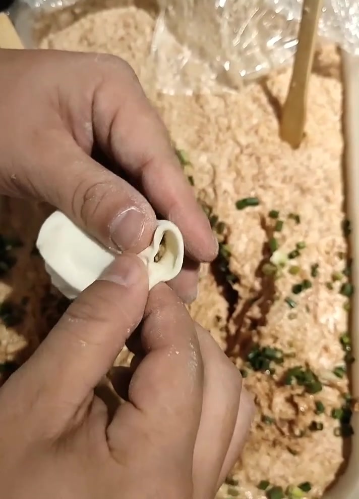饺子铺师傅慢动作教你月牙饺子的包法,手法讲解详细,不学可惜了