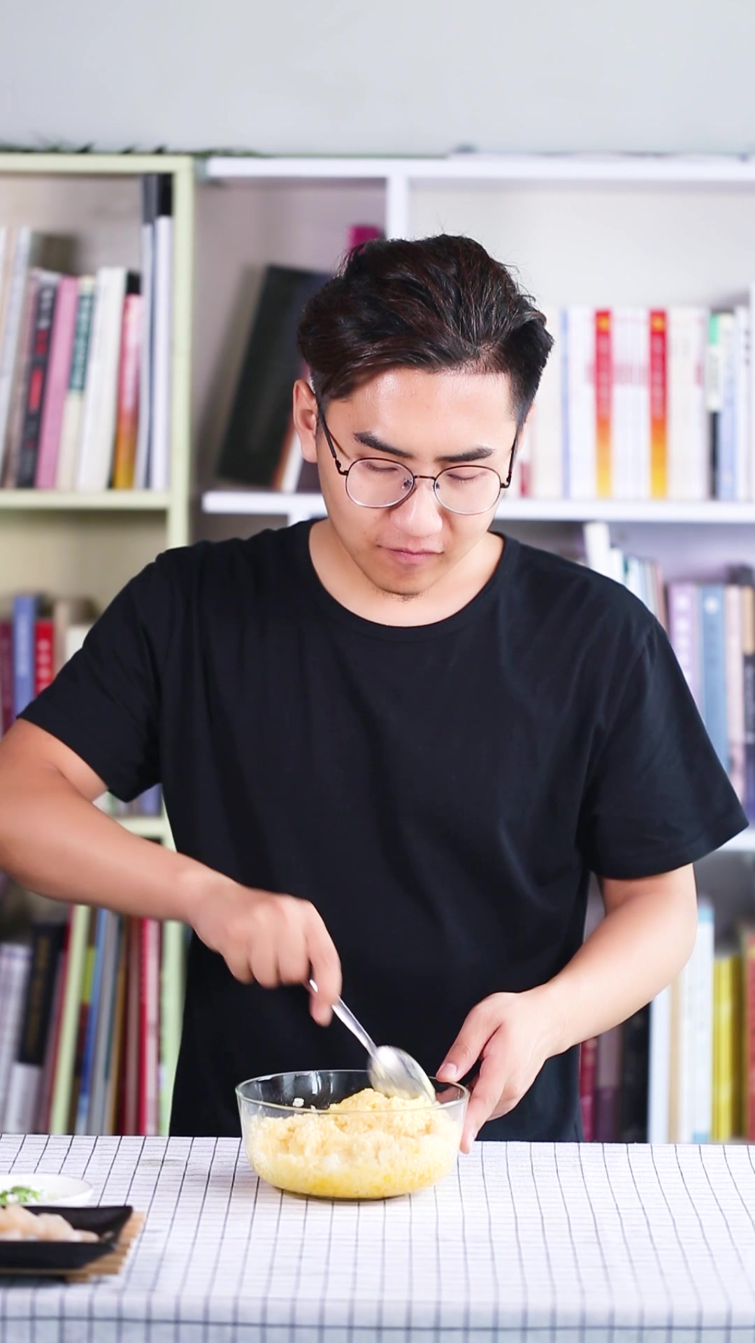 梁小厨:虾仁炒蛋,很简单的一道菜,为什么有人做的口味一般?