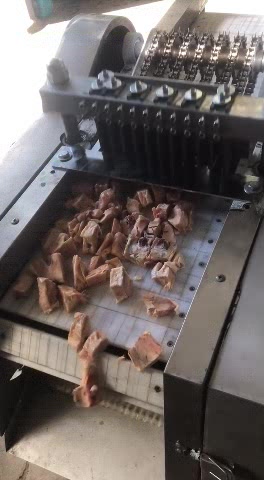 这机器厉害了,剥好的整鸡,几秒钟就变成鸡块!