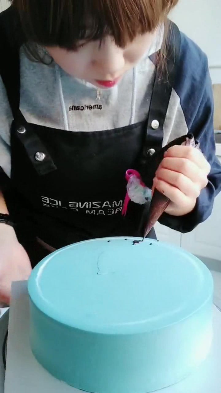 绝地求生蛋糕!一圈圈转出成品,游戏人物逼真,大吉大利晚上吃鸡