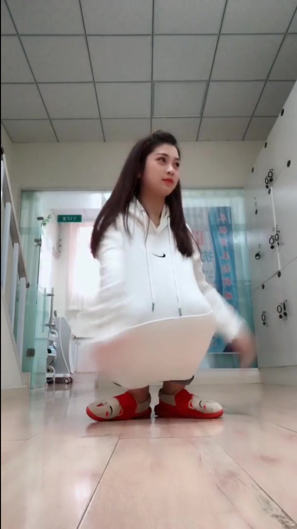 这个视频最近火了,小姐姐扮演白天鹅,样子太可爱了