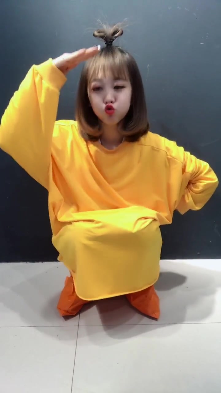 美女模仿表情包,这只小鸭子真可爱!表情太魔怔了