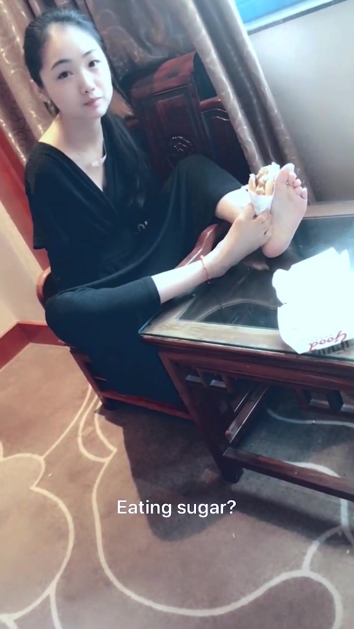 断臂女孩用脚吃汉堡,看到这一幕挺心酸的!