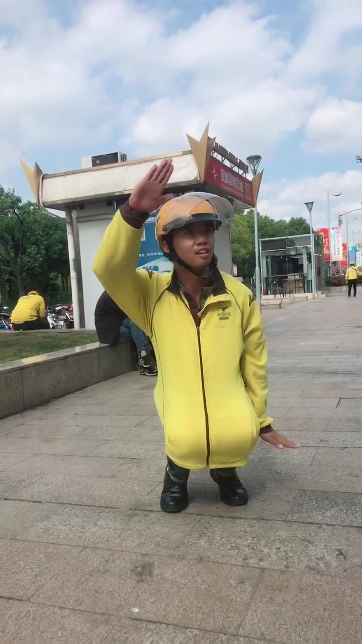 最近这个小黄鸭舞蹈很火,外卖小哥来了段,看的我笑得停不下来!