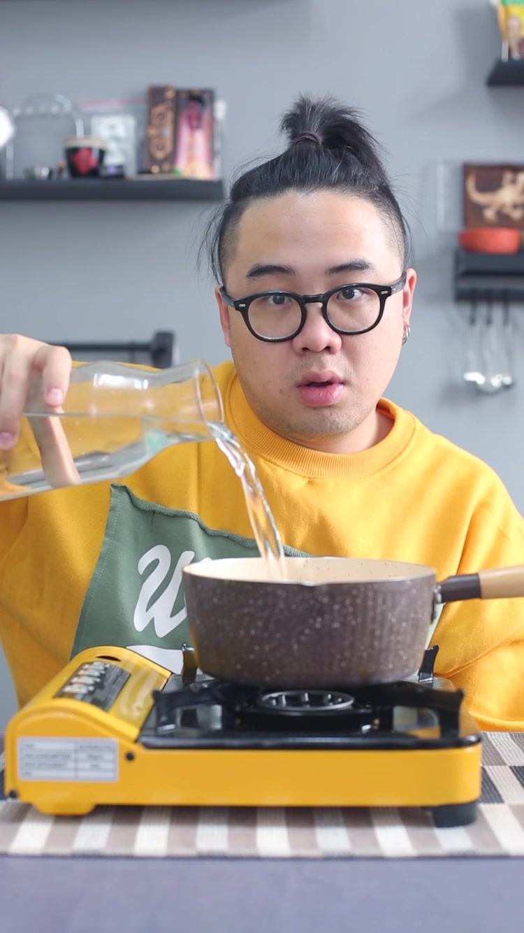 纯黑色的墨鱼饺子竟然有点好吃,真是饺子不可貌相