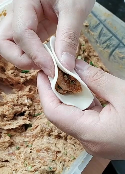 分享饺子的快速包法,三个步骤教你学会,简单一捏就成型,收藏了