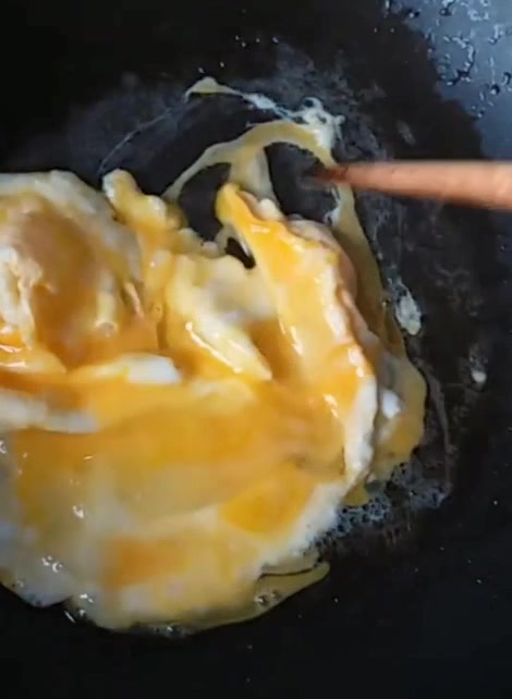 西红柿鸡蛋炒面的家常做法,美味诱人,孩子能吃两碗