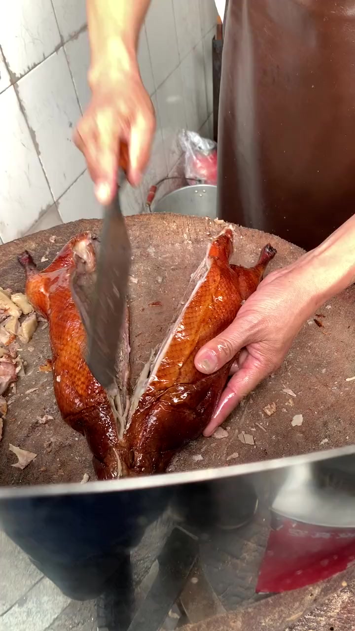 南京的烤鸭,老板说他家鸭子是水鸭子,看得出来吗?