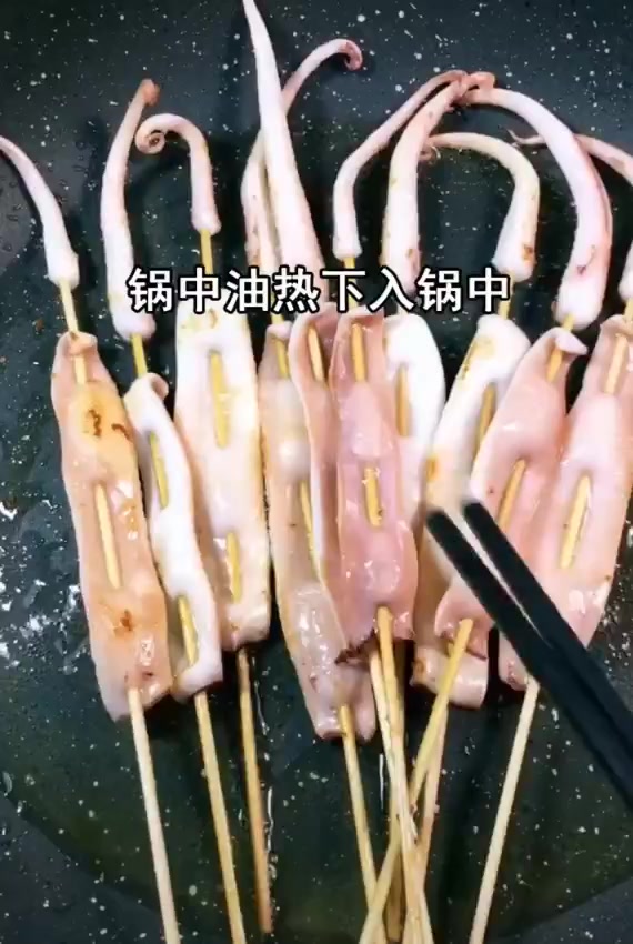 《鱿鱼小串》在家也能做出好吃的鱿鱼串,而且做法超简单!