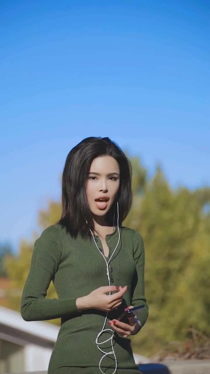 漂亮的小姐姐火了,她的歌声就是天籁吧,给我留下深刻的印象!