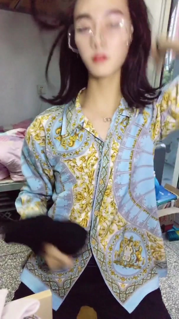 没错,这是个男生,而且你不会知道他的帽子下藏了多少头发
