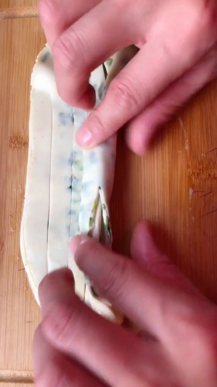 家庭版葱油饼的制作过程,刚刚开始还以为是在做千层饼呢