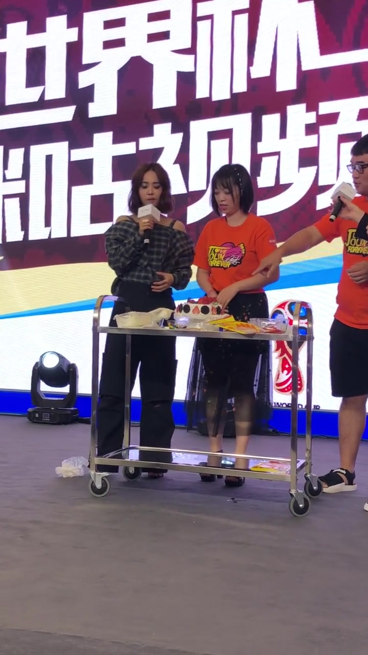 蔡依林与粉丝做蛋糕