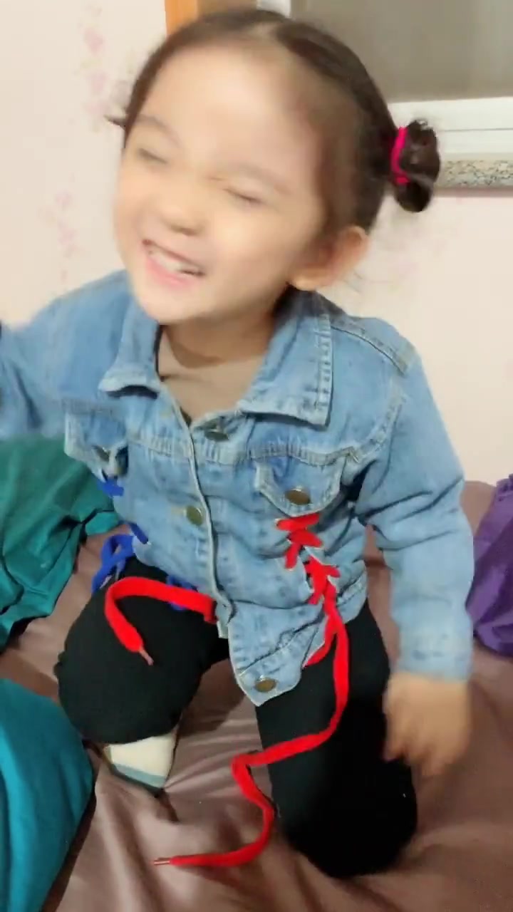 小萌娃扮演小黄鸭,开心到起飞,好想生一个同款小萝莉