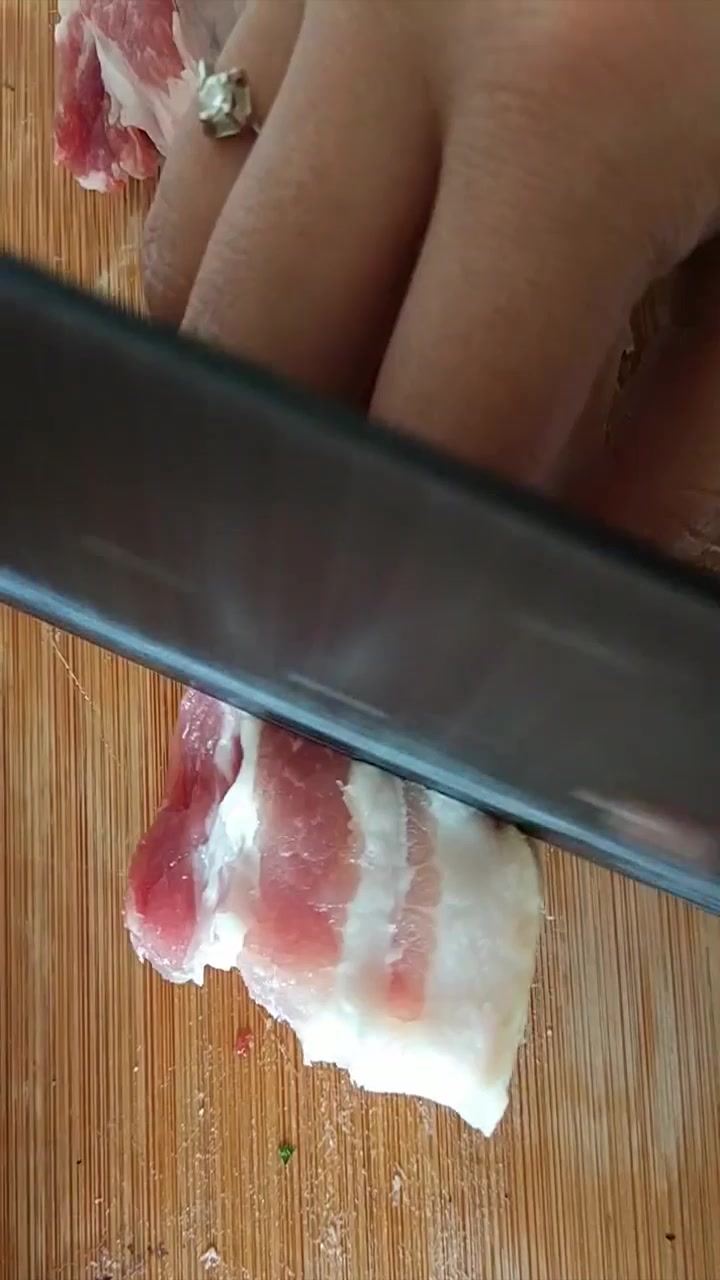 板栗红烧肉的家常做法,肥而不腻,特别好吃,你会做给家人吃吗?