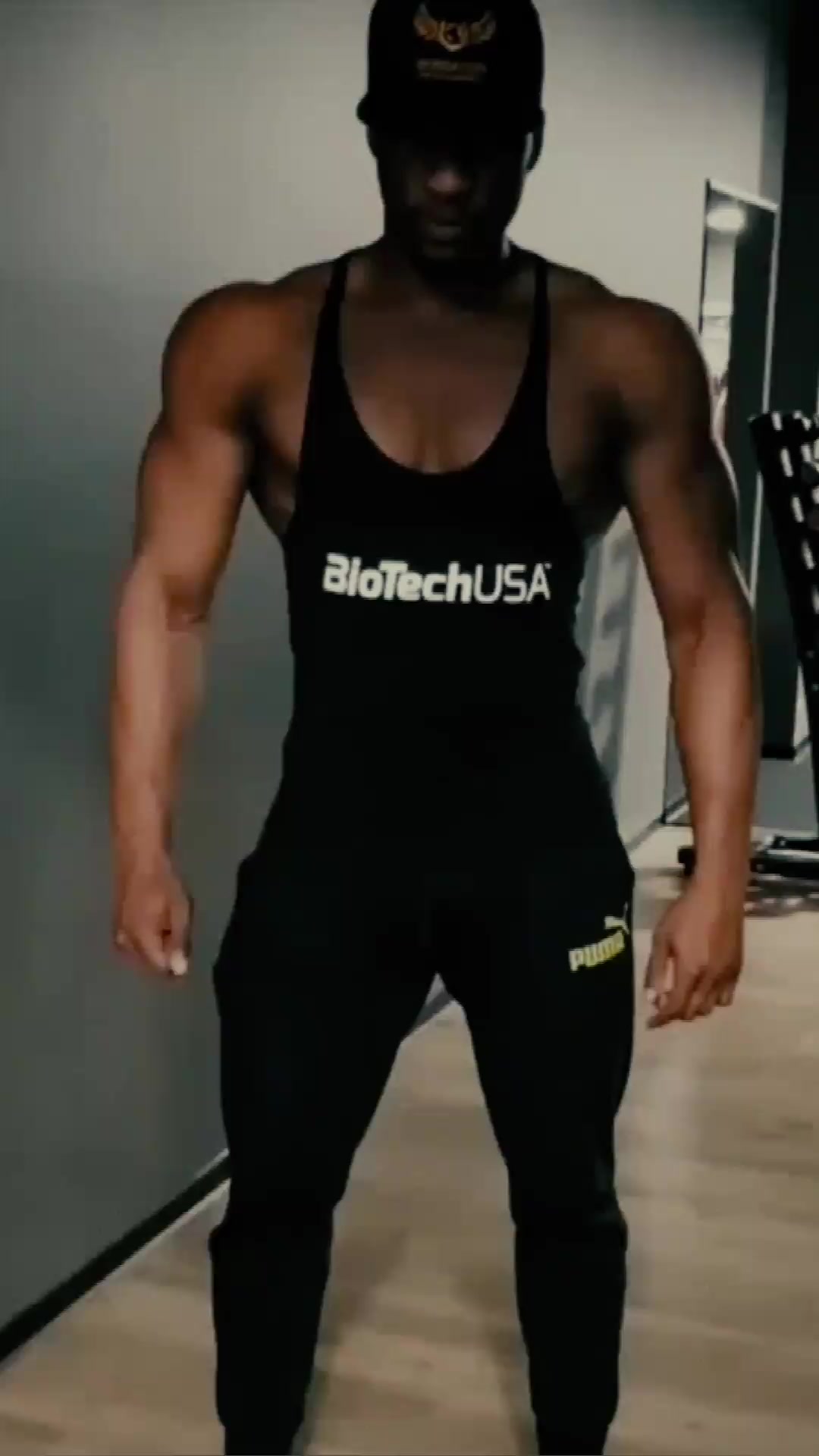 健身房的肌肉男,拉着我秀肌肉