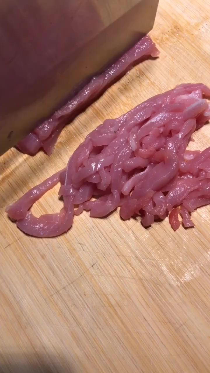 最近这道美食要火了,里脊肉这样炒,美味又好吃!