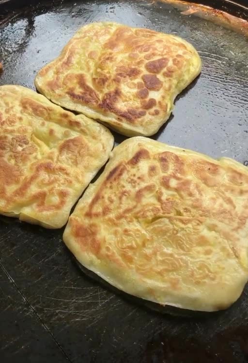 这才是真正的鸡蛋灌饼,最后的一幕看得我真想吃一个,好诱人!