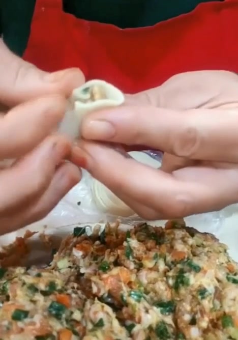 又快又简单的包饺子手法,两只手一挤一捏,包的饺子不露馅不变形