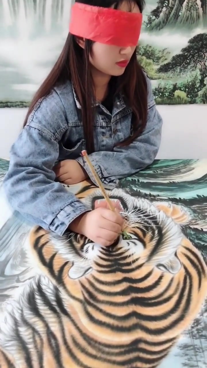高手在民间,小姐姐蒙眼画虎,感觉就像把虎画活了,实在是太牛了