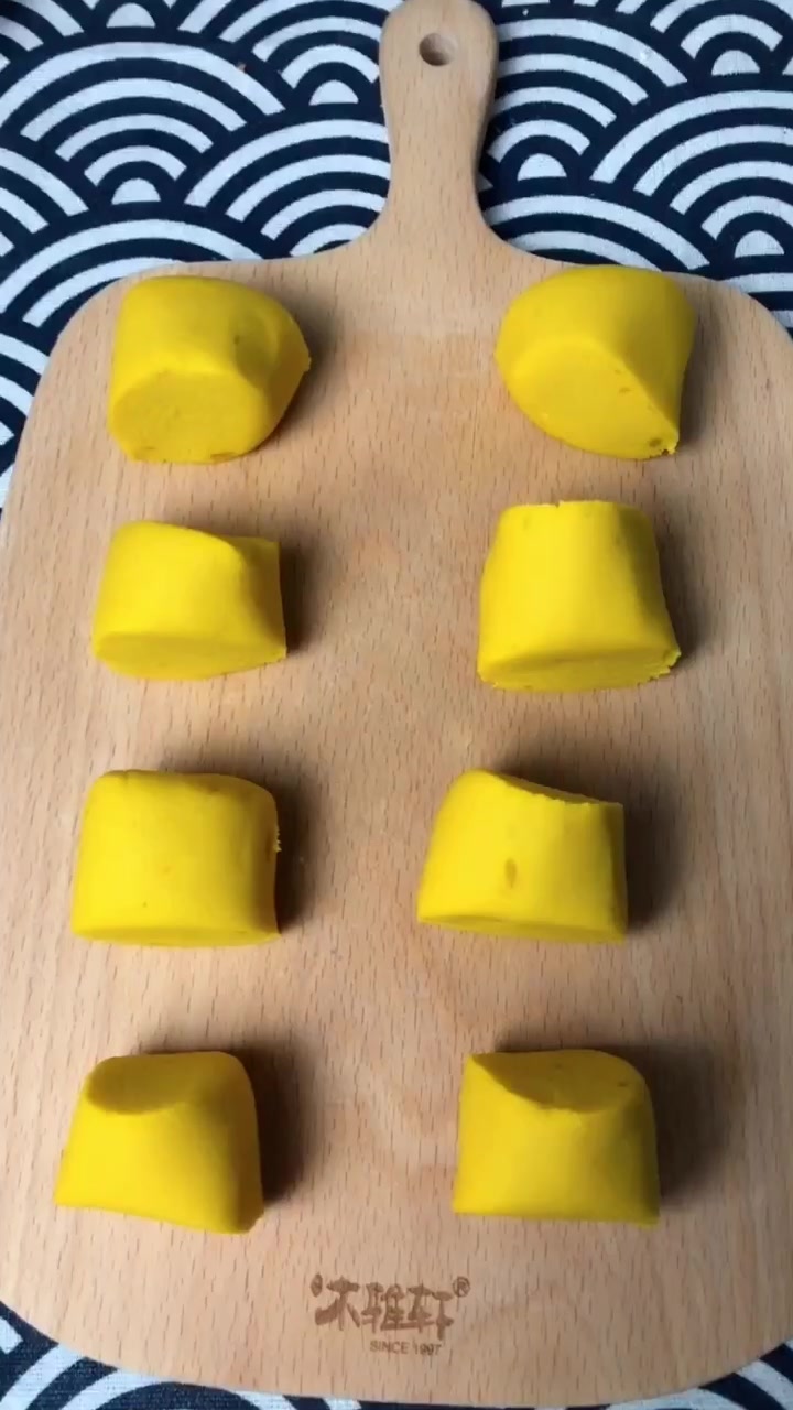 家庭版的糯米南瓜饼快来看看吧,制作方法十分的简单