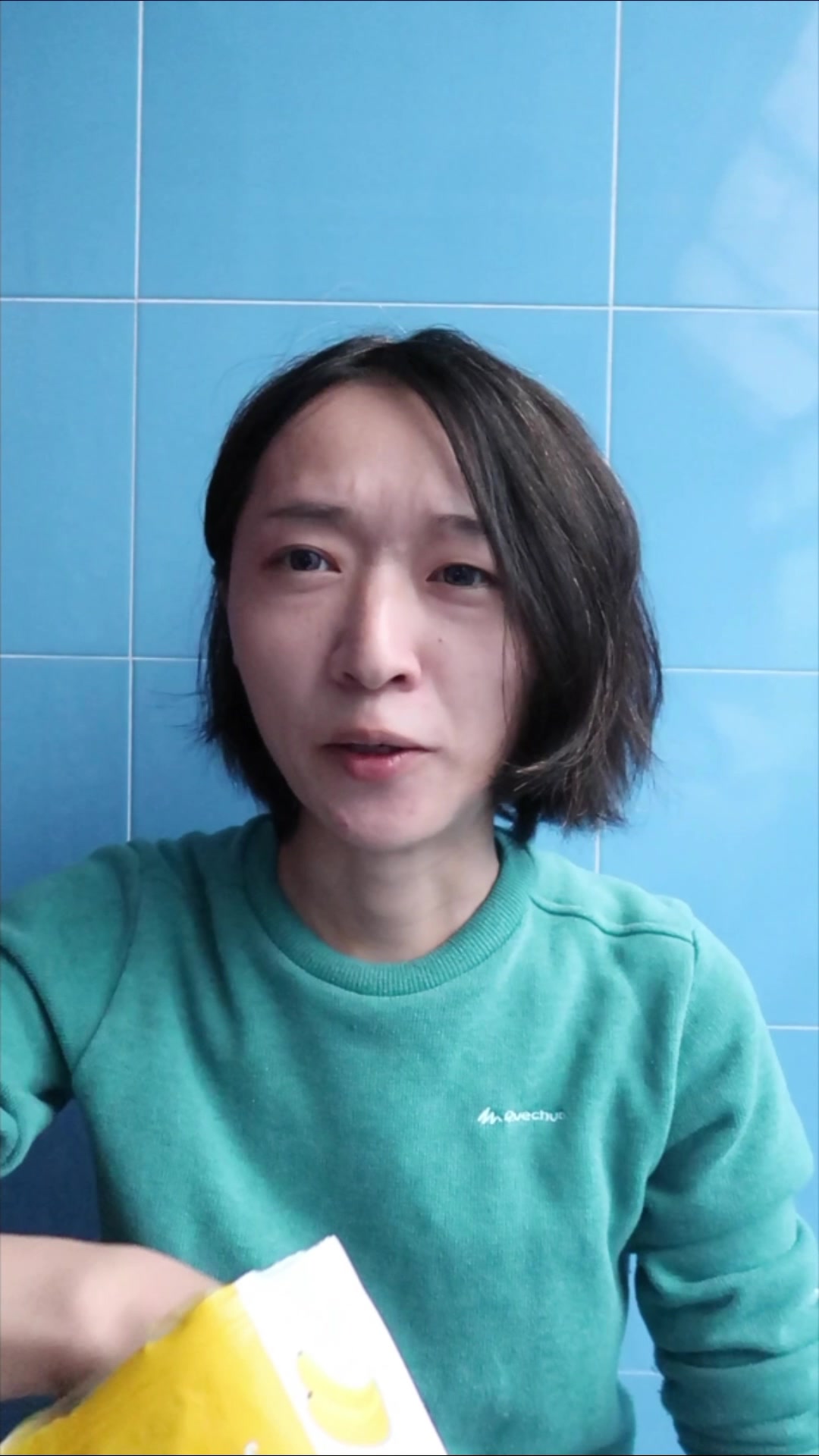 奥利奥新出了辣鸡翅口味,榴莲薯片和咸蛋黄薯片哪个好吃?