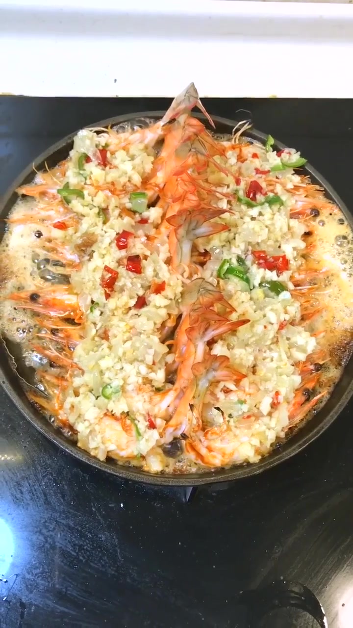 颜值超高的铁板排排虾,一口下去满口虾香,弱弱问句你一顿吃几只