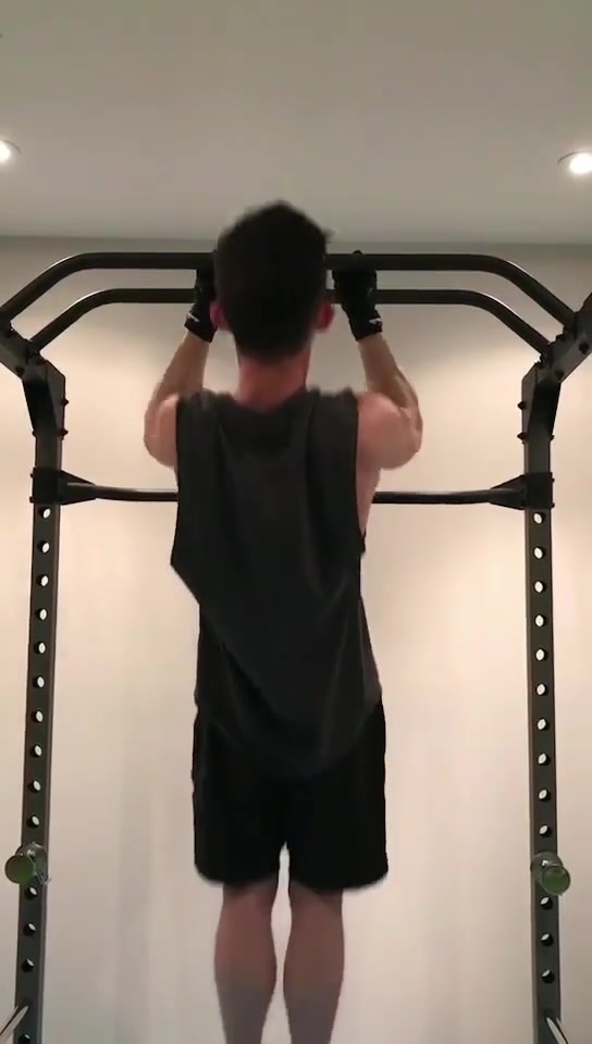 健身的小哥哥,背影都这么帅,网友:肯定是个小鲜肉!