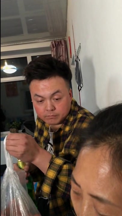 酒鬼喝多了,但是回家还是带着母亲最爱的猪蹄,网友:黑转粉